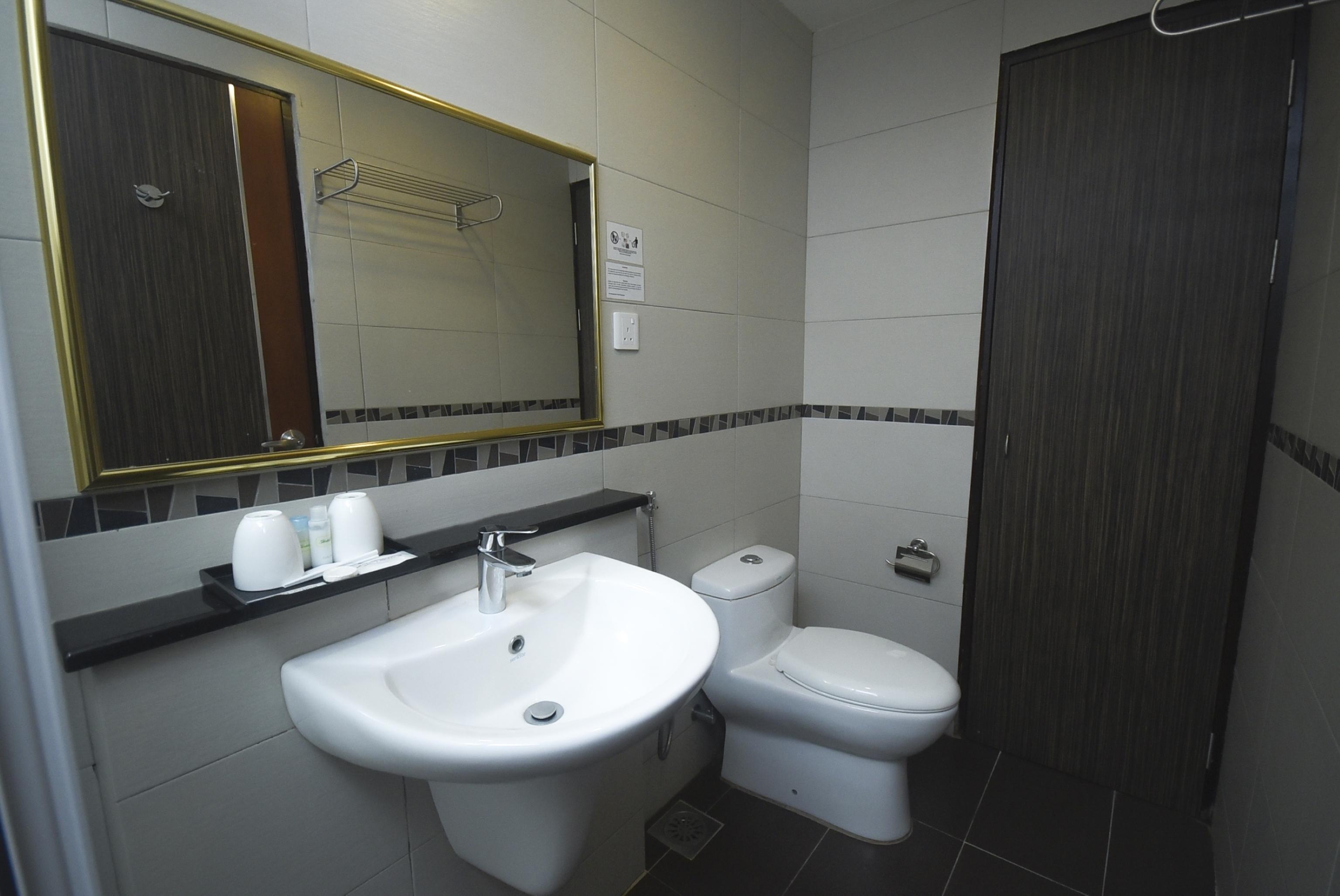Super Oyo 985 Hotel Nur Miri Extérieur photo